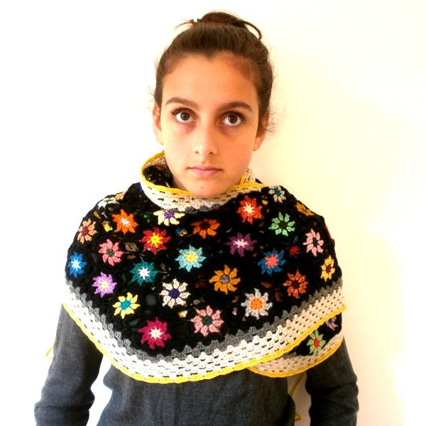 Châle jupe au crochet en laine fleurs multicolores sur fond noir