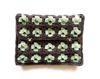 Pochette au crochet cloutée vert de gris