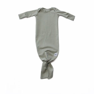 Salbei Neugeborenen Outfit, Baby Outfit nach Hause bringen, Gender Neutral Coming Home Outfit, Baby-Dusche-Geschenk, handgemachtes Geschenk für Neugeborene, Individuell Bild 1