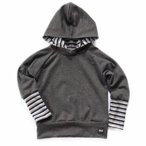 Felpa con cappuccio grigia, modello Grow With Me, vestiti per neonati gender-neutral, regalo per il primo compleanno di un bambino, regalo fatto a mano, vestiti per neonati, graziose magliette per bambini