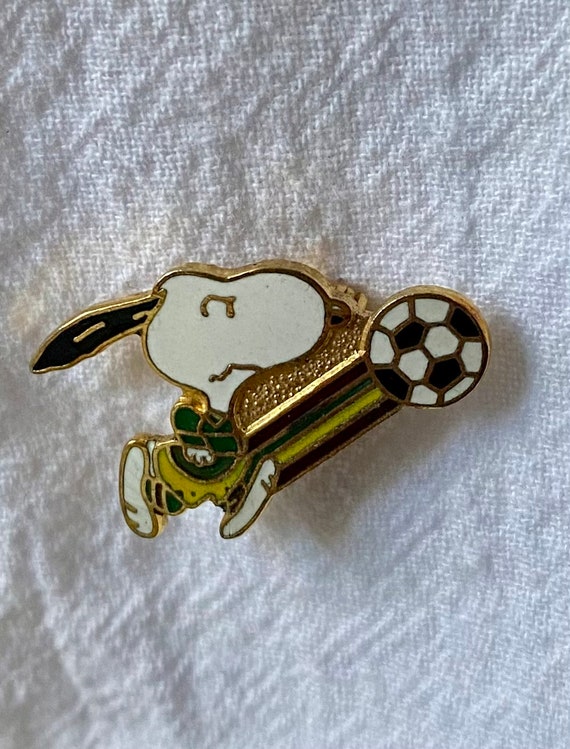 Aviva 1980's Snoopy Soccer pin back