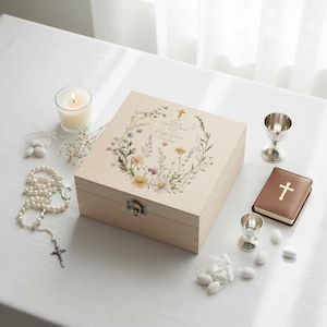 Caja de madera personalizada para guardar recuerdos, con un delicado diseño floral, ideal para bautizos, comuniones y confirmaciones.