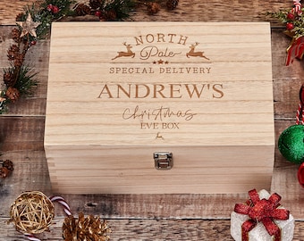 Op de afbeelding: Een houten kerst-avondbox met de tekst "North Pole Special Delivery Andrew's Christmas Eve Box" gegraveerd op de deksel.