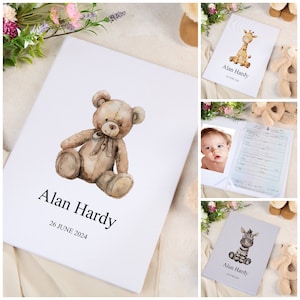 Puede incluir: Un libro de recuerdos para bebé de color blanco con una ilustración de un oso de peluche marrón. El libro está personalizado con el nombre "Alan Hardy" y la fecha "26 de junio de 2024".