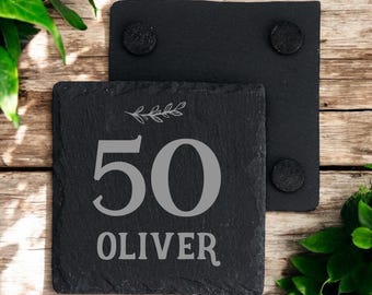 Posavasos de pizarra para bebidas, elegante y personalizado, para celebrar tu 50.º cumpleaños con cualquier nombre.