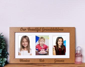 Nos beaux petits-enfants Cadre photo triple personnalisé 6"x4 »