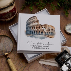 Puede incluir: Álbum de fotos blanco con una ilustración de acuarela del Coliseo de Roma. El álbum tiene el texto "Our Adventure" y "The Walker Family" con las fechas "01.08.2024 - 08.08.2024".