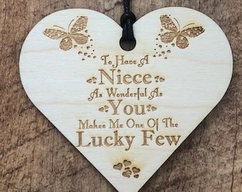 Könnte beinhalten: Ein herzförmiges Schild aus Holz mit dem Text "To Have A Niece As Wonderful As You Makes Me One Of The Lucky Few". Das Schild ist mit zwei Schmetterlingen und kleinen Herzen verziert.