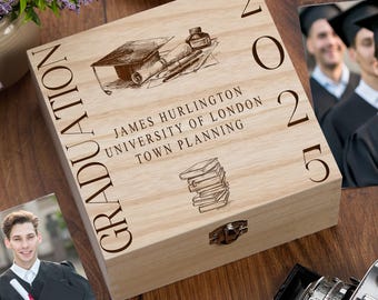 Könnte beinhalten: Eine hölzerne Erinnerungsbox zur Graduierung mit dem Wort „GRADUATION“ vertikal an der Seite. Die Box ist mit einer Graduierungskappe, einem Tintenfass und Büchern graviert. Der Text lautet „JAMES HURLINGTON UNIVERSITY OF LONDON TOWN PLANNING 2025“.