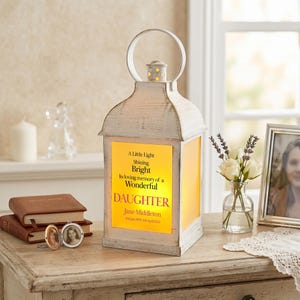 Farol de tumba personalizado en memoria de una hija, con efecto de llama.