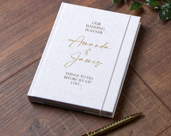 Personalisierter Hochzeitsplaner Verlobungsgeschenk mit zartem Hintergrund