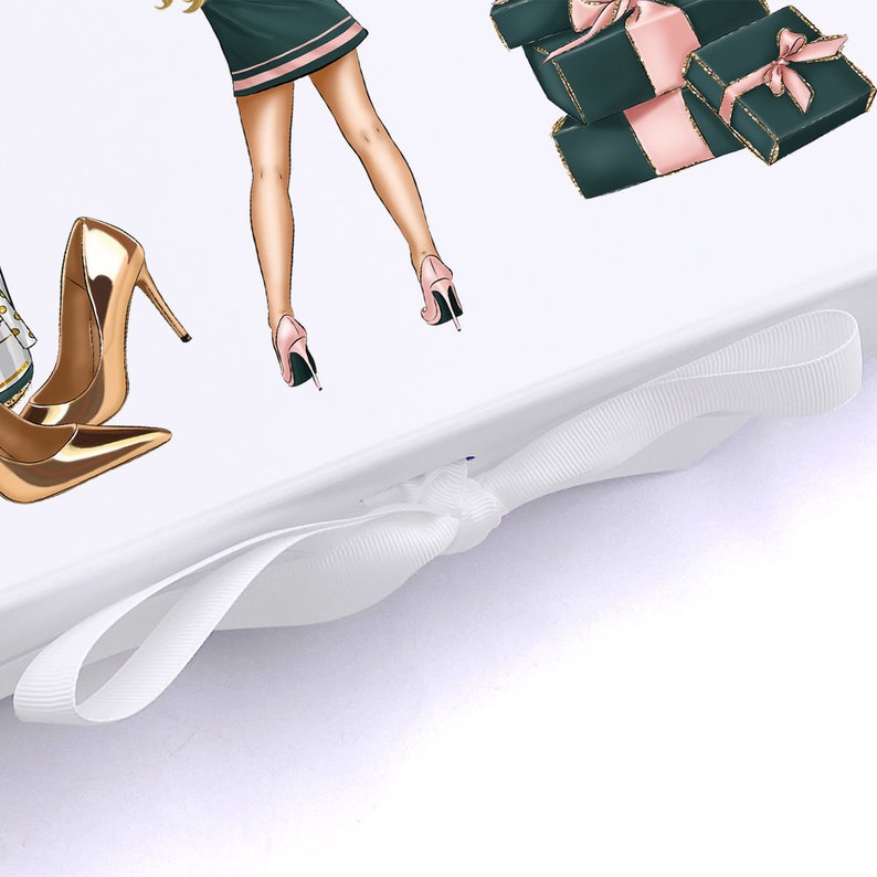 Pu&ograve; includere: Una scatola regalo bianca con un nastro di raso bianco legato a fiocco. La scatola presenta un'illustrazione colorata di una donna con una gonna verde e tacchi alti dorati, e una pila di regali avvolti in carta rosa e verde.
