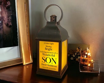 Farol de tumba personalizado con efecto de llama para recordar a un hijo.
