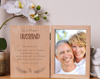 Könnte beinhalten: Ein Holz-Bilderrahmen mit einem Scharnierdesign. Der Rahmen hat auf der rechten Seite ein Foto eines Paares und auf der linken Seite eine personalisierte Nachricht. Die Nachricht lautet "Special Memories Husband Greg Beascock If tears could build a stairway, and memories a lane. I would walk right up to heaven and bring you back again. 11.05.1958 - 24.02.2022".