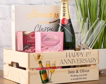 Caja de regalo personalizada para el primer aniversario de una pareja con diseño de champán.