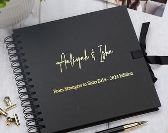 Álbum de fotos personalizado com título e texto em preto, com impressão em foil.