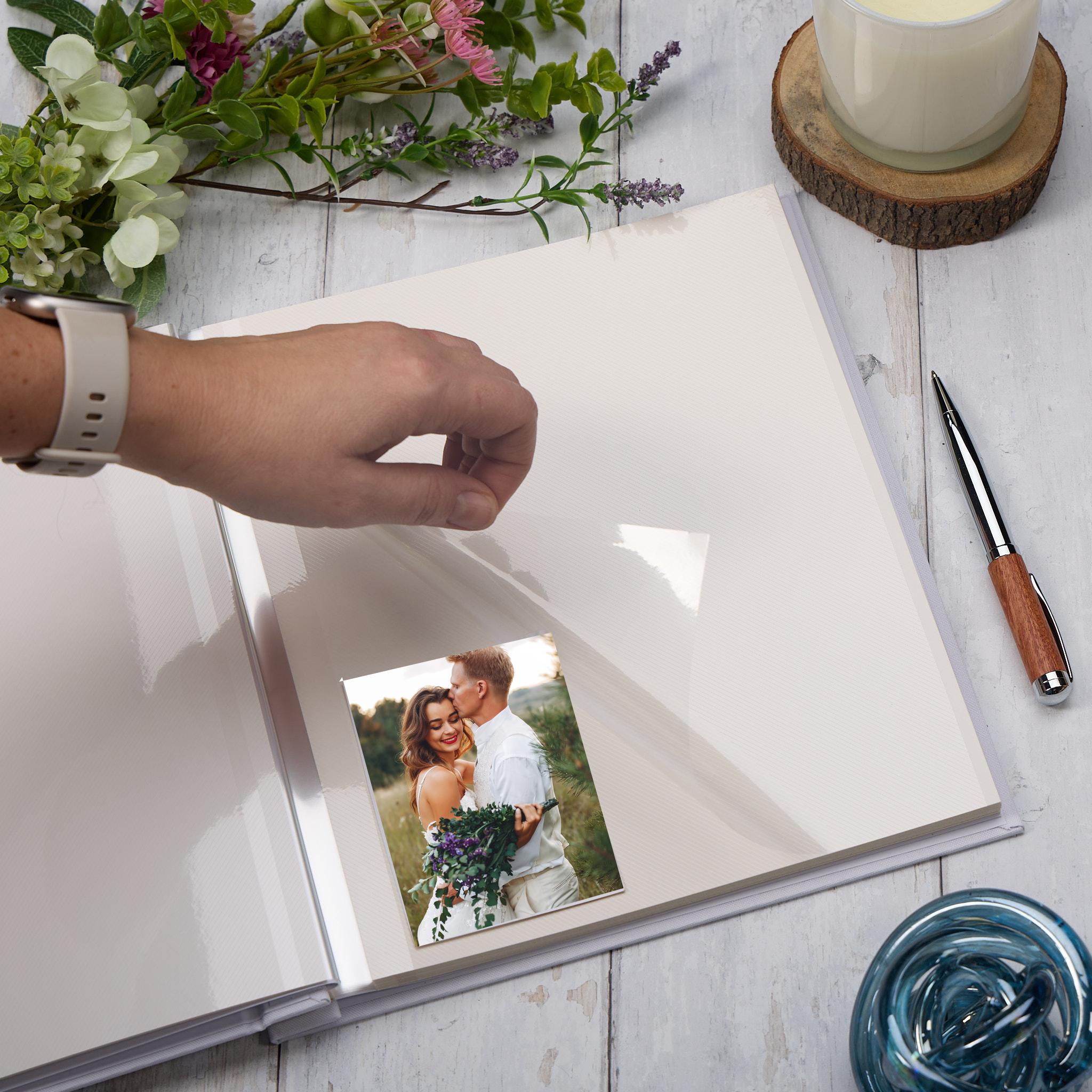 ALBUM FOTOGRAFICO NOZZE MATRIMONIO ANNIVERSARIO TELA DI LINO BEIGE CON CUORI IN LEGNO E INIZIALI PERSONALIZZABILI DESIGN LEGNOEGRAFITE (35X35 cm con 60 PAGINE (120 facciate