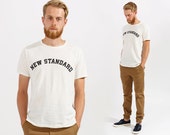 Camiseta blanca minimalista con la nueva norma impresión tipográfica en algodón blanco