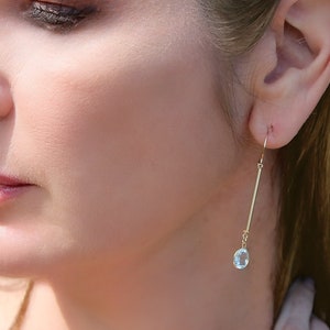 Orecchini minimalisti in oro 14k con gemme di topazio azzurro pallido