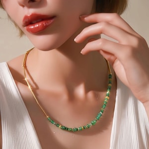 14k gouden buisketting met echte smaragden - moderne edelsteensieraden in mediterrane stijl