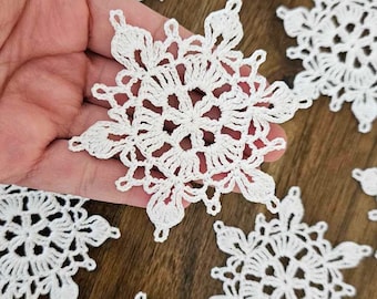 かぎ針編みの雪の結晶 12 個セット。かぎ針編みのクリスマス飾り。冬の装飾