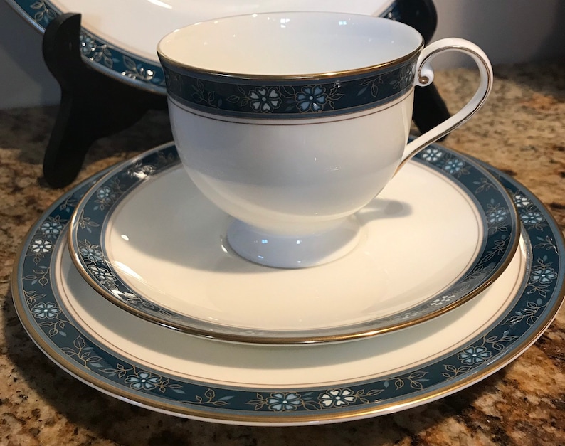 Oscar de la Renta 4 piece Place Setting Aviance Blue Bone China
