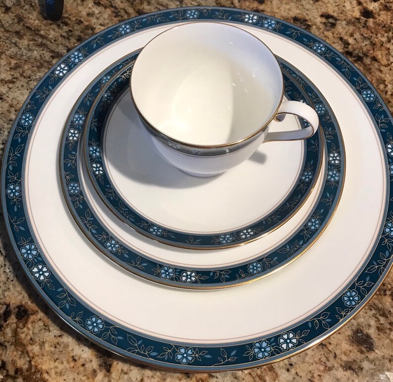 Oscar de la Renta 4 piece Place Setting Aviance Blue Bone China