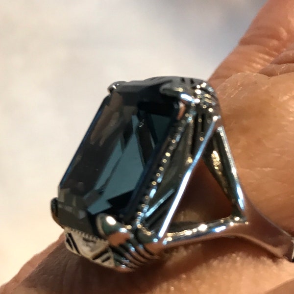 18 KT. HGE Blue Stone Ring