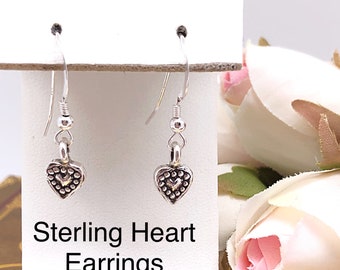 Pendientes colgantes de corazón pequeño de ley, pendientes de corazón mini hechos a mano, pendientes de encanto de corazón, regalos románticos para ella, pendientes de corazón diminuto