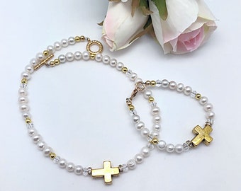 Collier ou bracelet croix en or pour bébé et enfant en vraies perles roses ou blanches, Communion, baptême Bracelet de perles croix pour bébé ou enfant