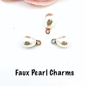 Kleine Faux Pearl Teardrop Charms in Gold, Rose oder Silber Ton, weiße Teardrop Perle Charms & Anhänger für DIY Schmuck, Glasperlen hinzufügen