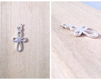 Kurvige Kreuz Charm Sterling Silber, Seitlich Kreuz, Kreuz Anhänger, Taufkreuz, Erstkommunion, Blumenmädchen Kreuz Charm, kleines Kreuz