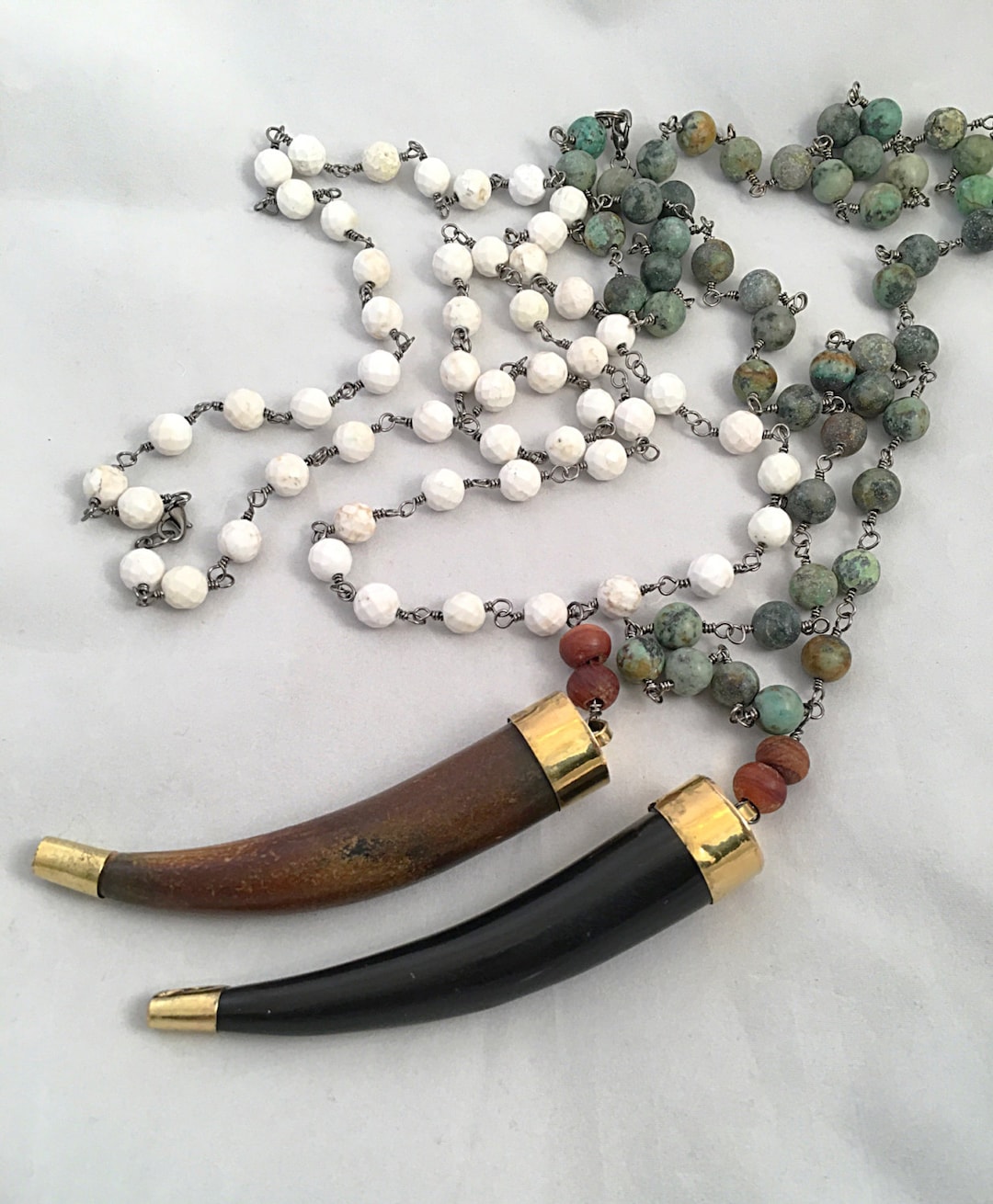 Collier Doré Avec Médaillons Céramique, Corne Rouge Et Coquillage - Neuf