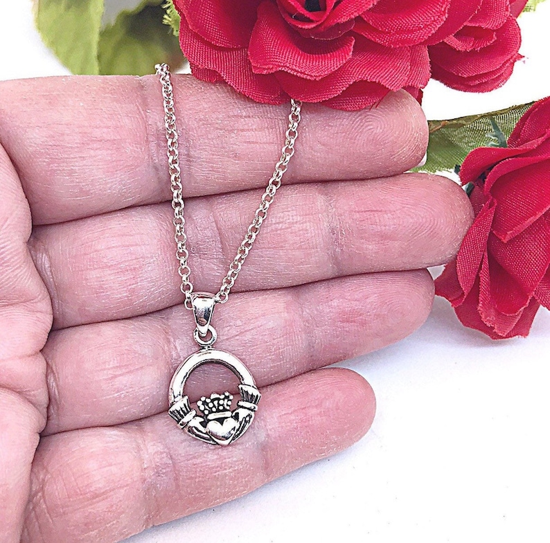 Kleine Keltische Claddagh Sterling zilveren ketting, zusters Claddagh choker, Keltische vriendschap ketting, klassieke Ierse liefde ketting afbeelding 1