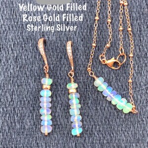 Etiopiska Welo eldopal örhängen och halsband i roséguld, Welo opalbarörhängen, äkta opalsmycken, opalpärlhalsband och örhängen, Welo opaler