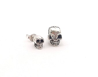 Orecchini a lobo Crown Skull - Borchie gotiche regali con occhi in granato