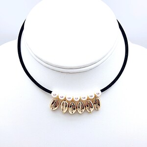 Gold Cowrie and Pearl Black Velvet Choker, Cowrie Pearl Black Memory Wire Choker, Gold Cowrie Choker, Gold Cowrie Pearl Black Velvet Choker