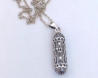 Mezuzah ornée en argent sterling sur chaîne Rolo de 2 mm, collier unisexe Sterling Mezuzah, cadeau de bar ou de bat mitzvah, cadeau de mariage Mezuzah pour couples