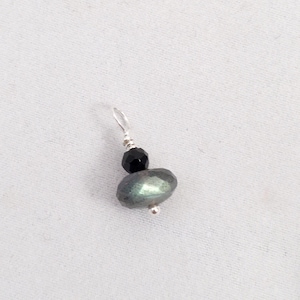 Verwisselbare labradoriet zwarte spinel charme, kleine labradoriet bungelen hoepel charme, labradoriet ketting drop, sierlijke labradoriet charme