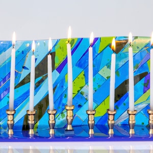 Blau, Kunstglas Menora, handgemachte Menora, Kunstglas, Judaica, Chanukka, jüdische Feiertage, jüdisches Hochzeitsgeschenk, jüdische Kunst, Kerzenhalter,
