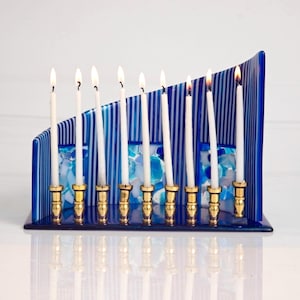 Lichtbogen Menorah, Kunstglas Menorah, handgemachte Menorah, Kunstglas, Jejuda, Chanukka, jüdisches Hochzeitsgeschenk, judaische Kunst, Kerzenhalter,