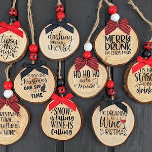 Etiquetas de botellas de vino, Etiqueta de regalo de botella de vino de Navidad, Refranes de vino, Ideas de regalos de anfitriona, Adorno de rebanada de madera, Merlot, Vino, Etiquetas de botellas