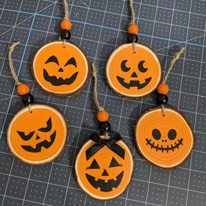 Ornement de tranche de bois de citrouille fait main : décoration d&#39;Halloween Jack O Lantern