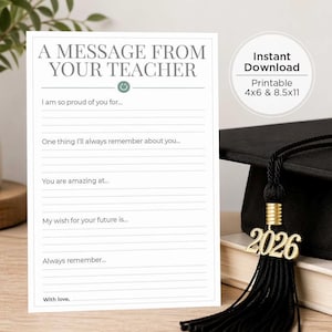 Op de afbeelding: Een witte bedrukbare kaart met de tekst "A MESSAGE FROM YOUR TEACHER" en invulvragen. Een zwarte afstudeerhoed met een gouden "2026" kwast rust op een stapel boeken. Een kleine plant in een witte vaas staat op de achtergrond.