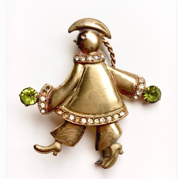 1940 1950s novelty brooch gold man holding faux peridot rhinestone balls Chinese traditional 1800s costume retro vintage large encrusted