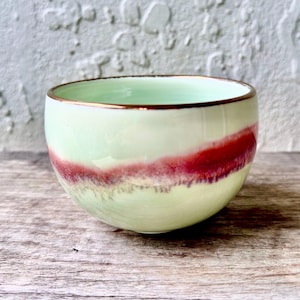 Ciotola in ceramica australiana John Eagle Studio, firmata, vintage, con smalto verde e rosso e bordo dorato.