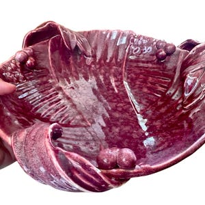 Vintage Ditmar Urbach Art Deco Keramik Fruktskål Rödbrun Droppglasyr med Blad- och Bärrelief – Tjeckisk Keramik ca 1920-talet