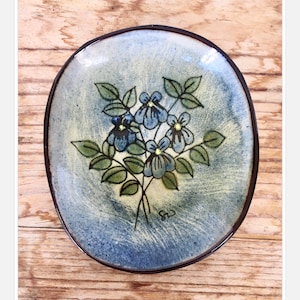 1960s Chelsea Pottery floral wall plate decorative hand made and painted blue violet flowers vintage small