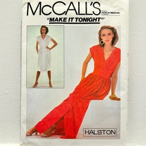 Könnte beinhalten: Ein McCall's Schnittmuster für ein Halston Kleid. Das Schnittmuster zeigt zwei Models, die das Kleid tragen, eines in Weiß und eines in Rot. Das Schnittmuster trägt den Titel "Make It Tonight".