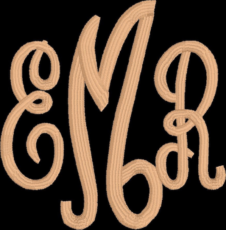 Op de afbeelding: Een monogramontwerp met de letters E, M en R in een vloeiende, cursieve stijl. De letters zijn in een lichtbruine kleur met een getextureerde, gestikte uitstraling, tegen een effen zwarte achtergrond. Ideaal voor gepersonaliseerde cadeaus.